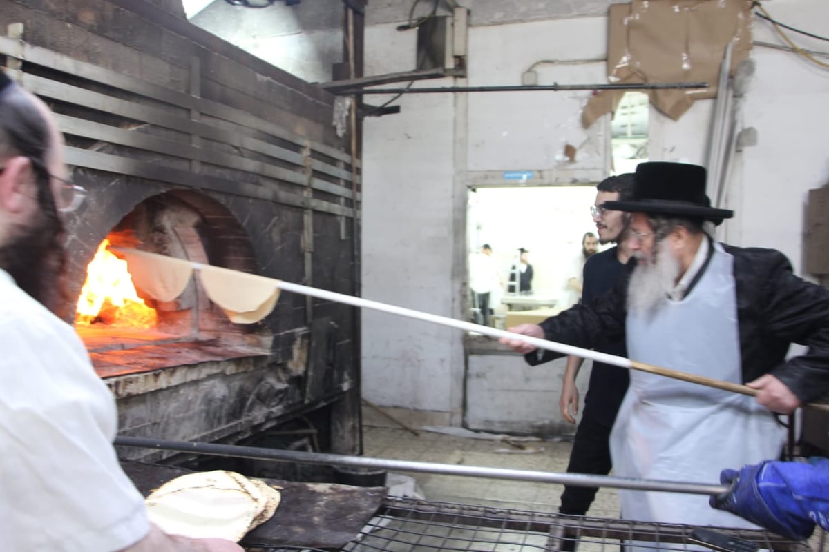 האדמו"ר מקומרנא באפיית המצות