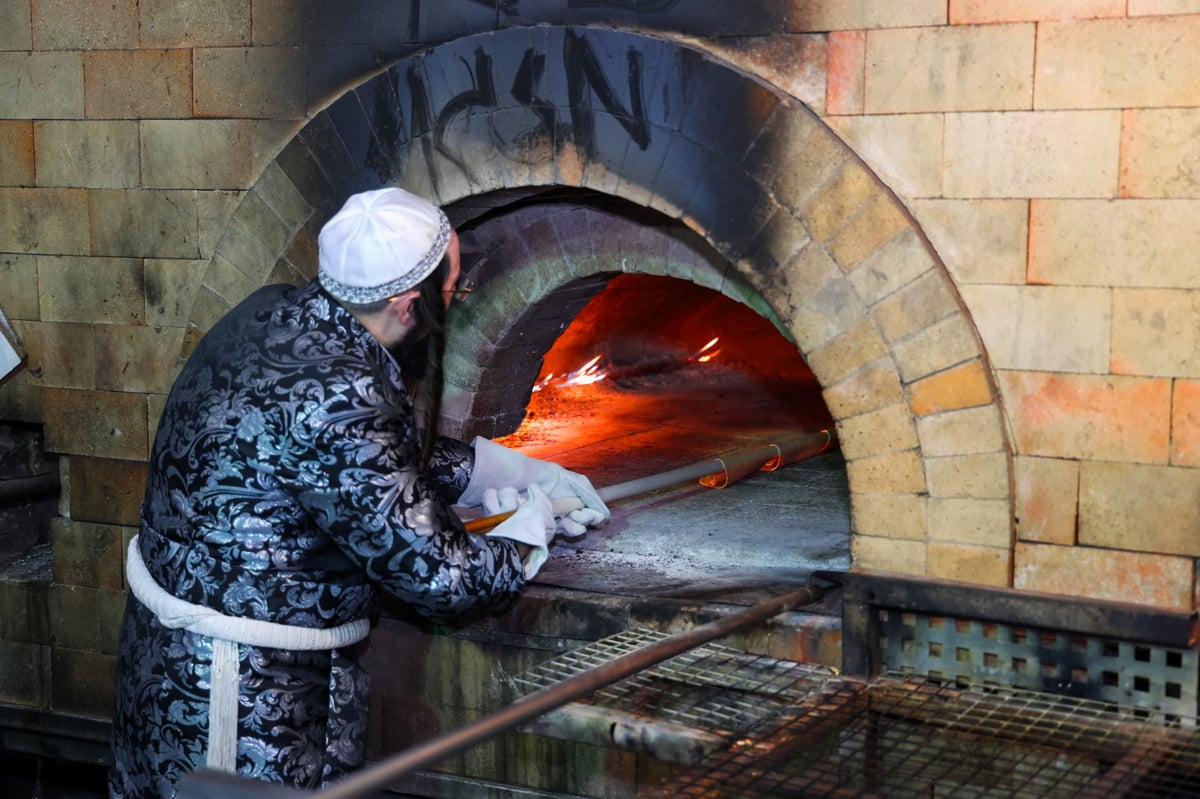 האדמו"ר ממעזבוז באפיית מצות