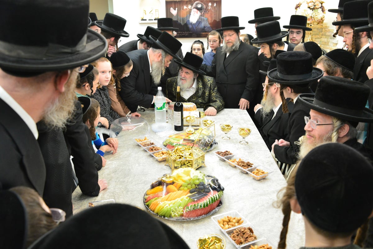 האדמו"ר מויזניץ בביתו של יענקי דסקל באשדוד