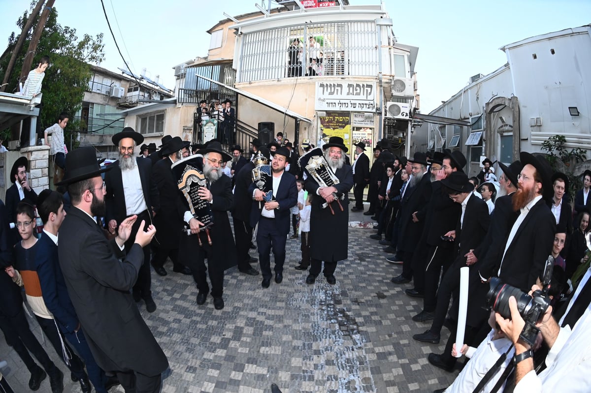 הכנסת ספר תורה לבית הגר"ח קנייבסקי