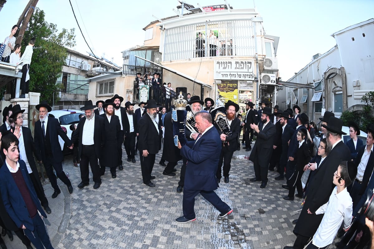 הכנסת ספר תורה לבית הגר"ח קנייבסקי