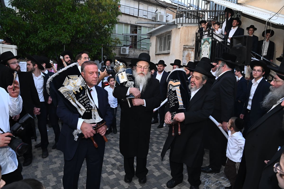 הכנסת ספר תורה לבית הגר"ח קנייבסקי