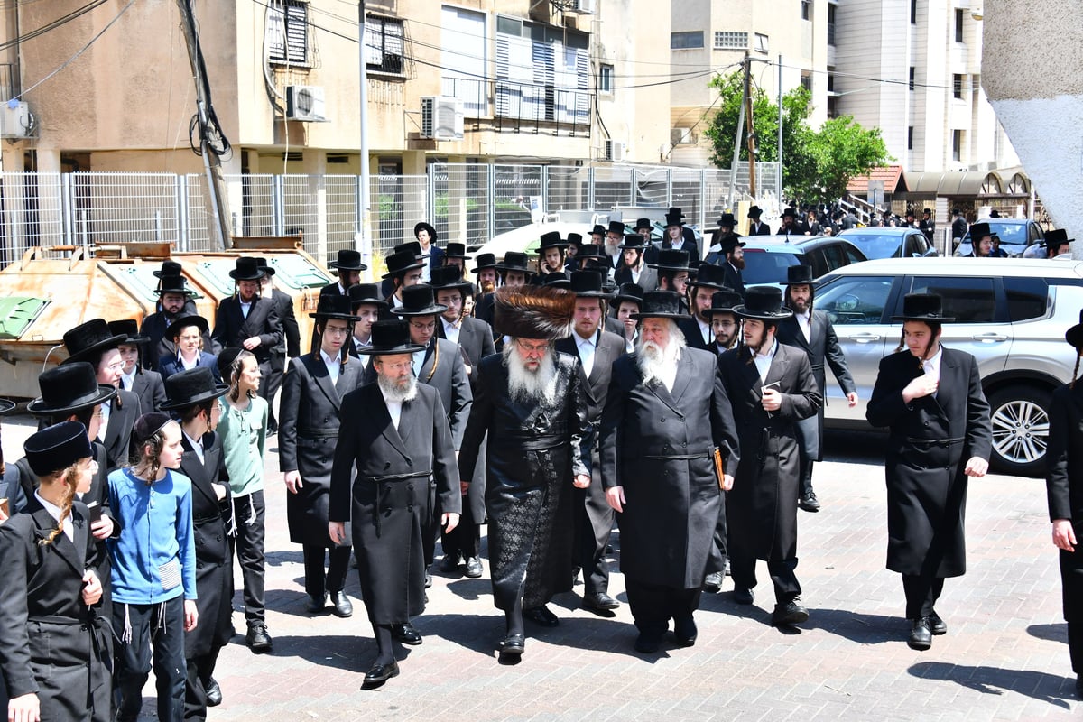 האדמו"ר מנדבורנה בברכת האילנות