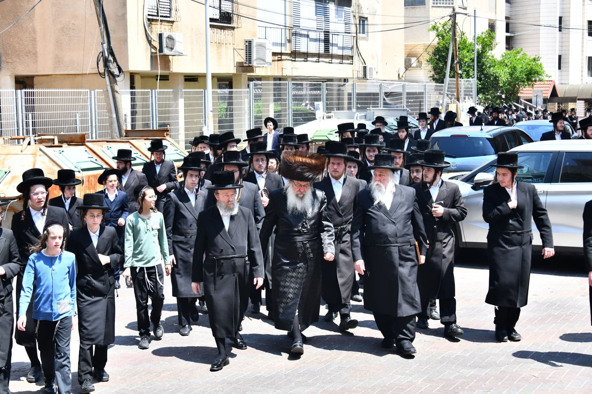 האדמו"ר מנדבורנה בברכת האילנות