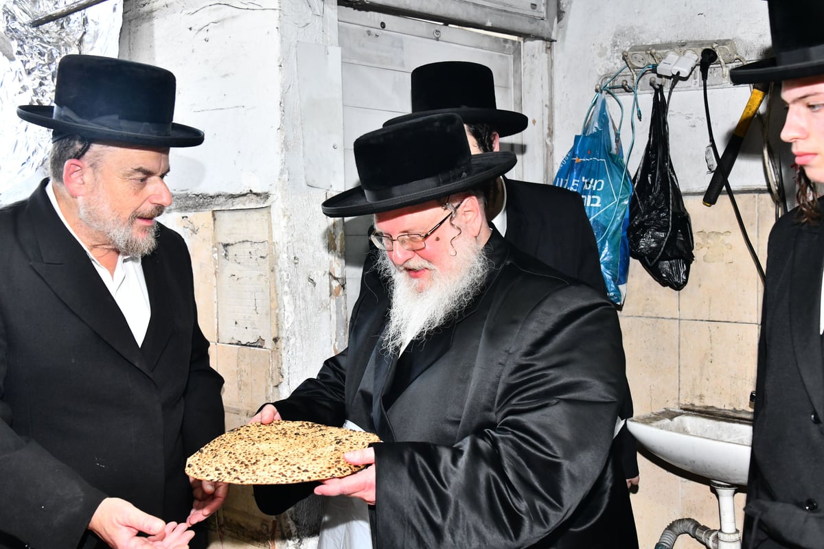 האדמו"ר מסאסוב באפיית מצות