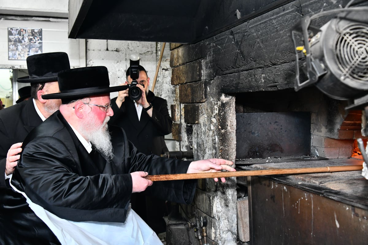 האדמו"ר מסאסוב באפיית מצות