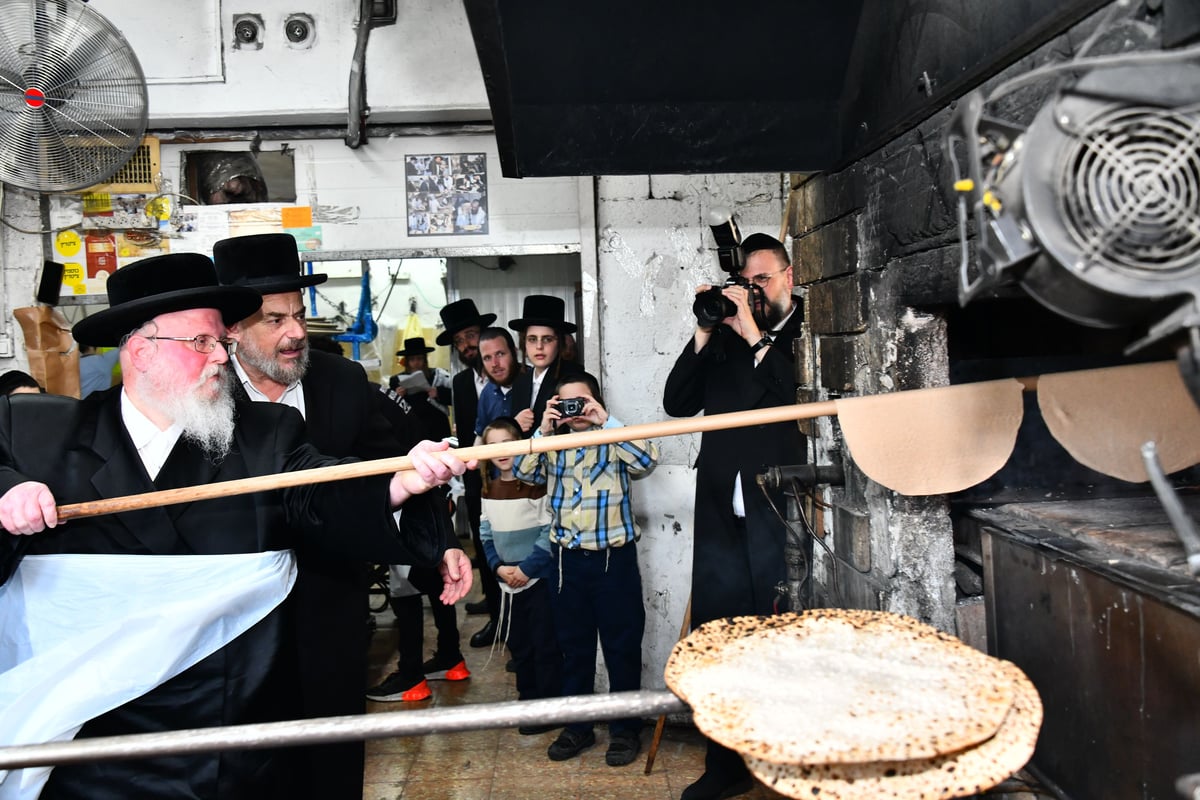 האדמו"ר מסאסוב באפיית מצות