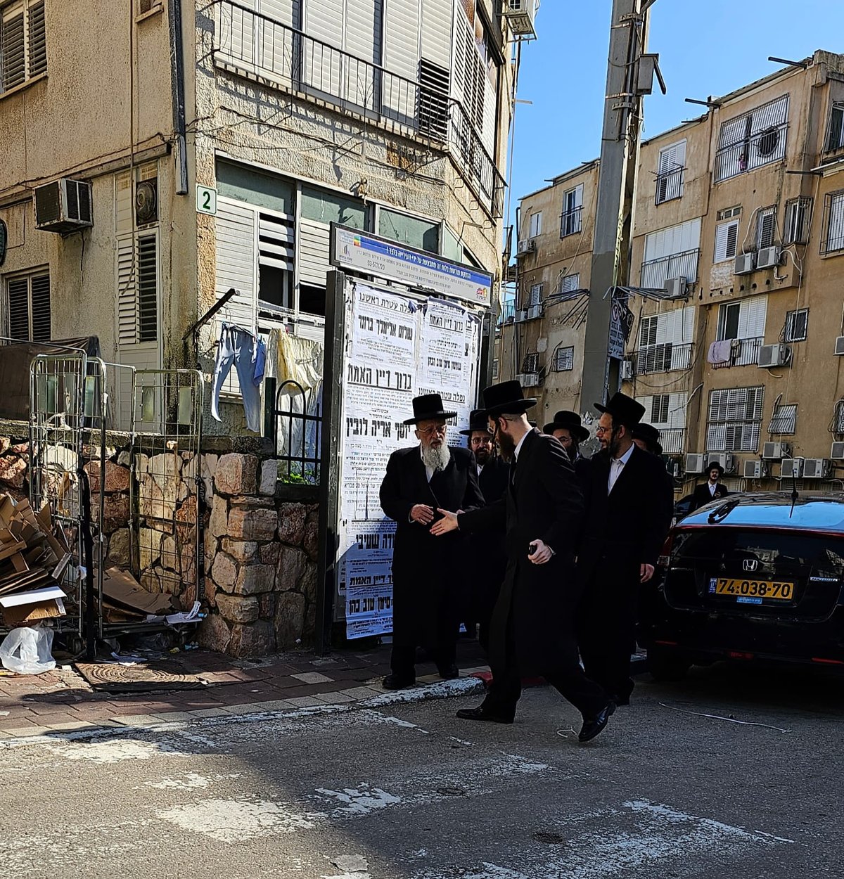 הגרי"מ שטרן מוקף בשואלים דבר הלכה בדרך לביתו 