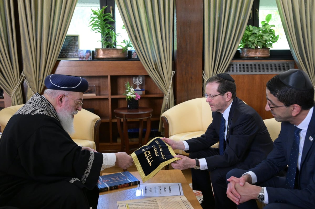 מכירת החמץ ערב פסח תשפ"ד בבית הנשיא