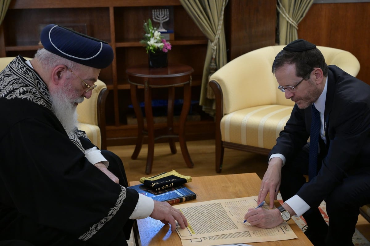 מכירת החמץ ערב פסח תשפ"ד בבית הנשיא