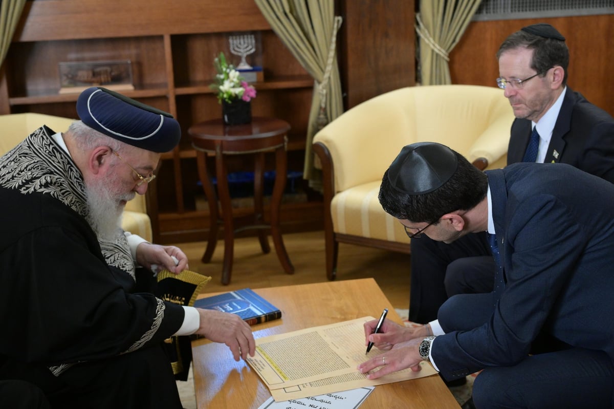 מכירת החמץ ערב פסח תשפ"ד בבית הנשיא