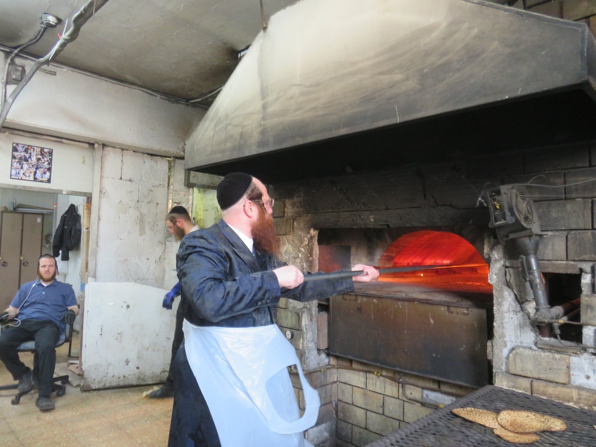 האדמו"ר ממיאלען באפיית מצות