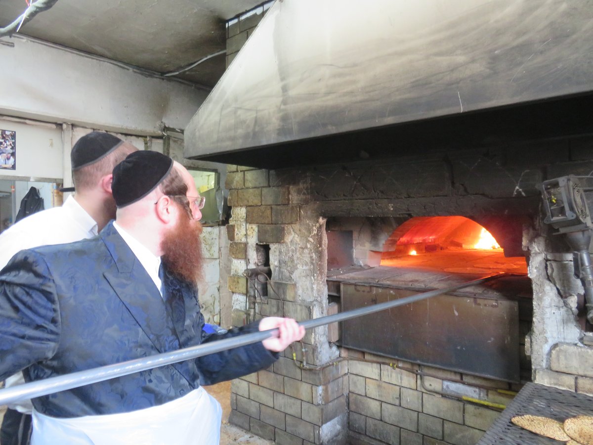 האדמו"ר ממיאלען באפיית מצות