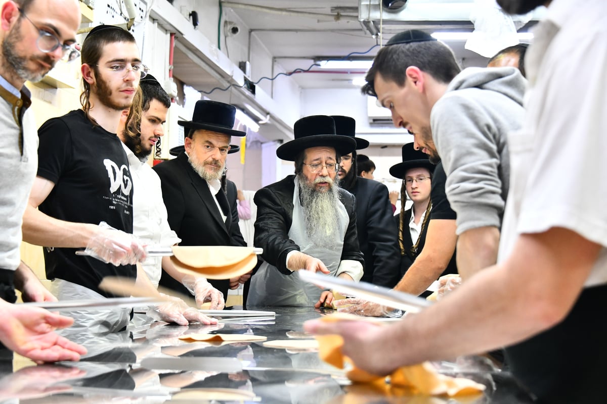 האדמו"ר משבט הלוי באפיית מצות 