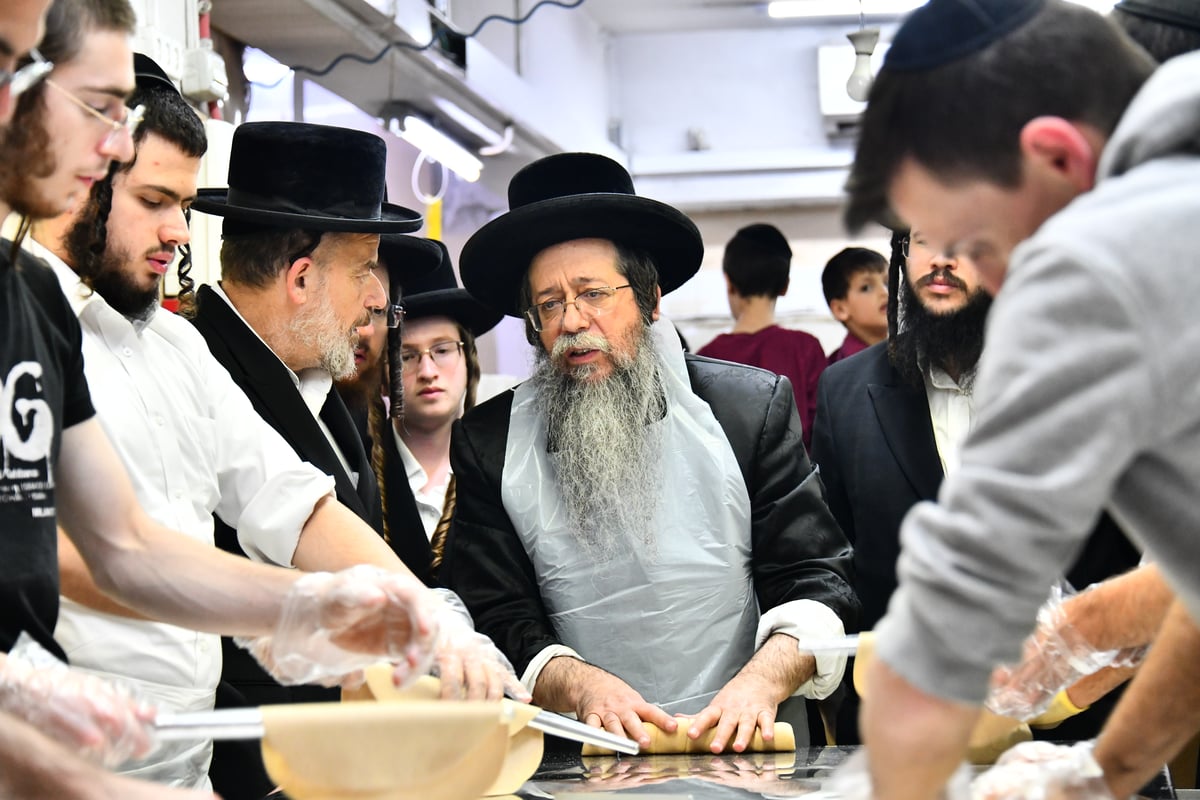 האדמו"ר משבט הלוי באפיית מצות 