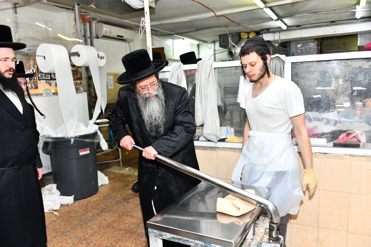 האדמו"ר משבט הלוי באפיית מצות 