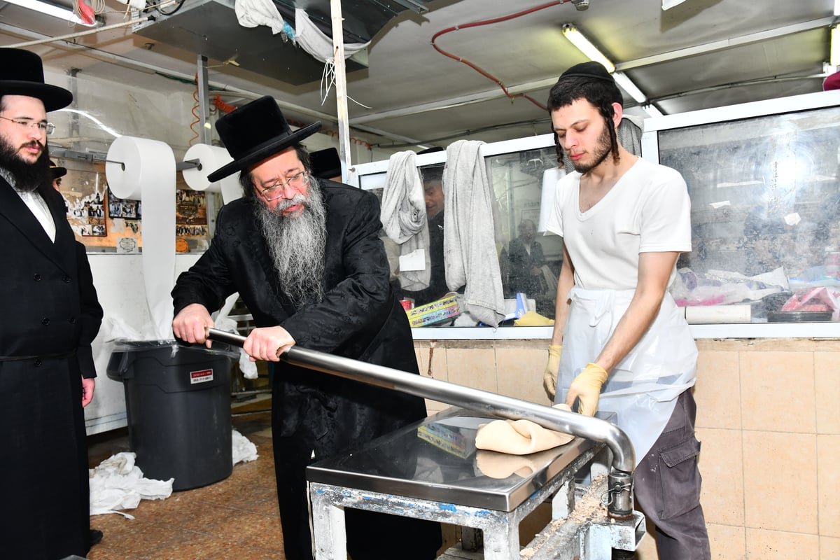 האדמו"ר משבט הלוי באפיית מצות 