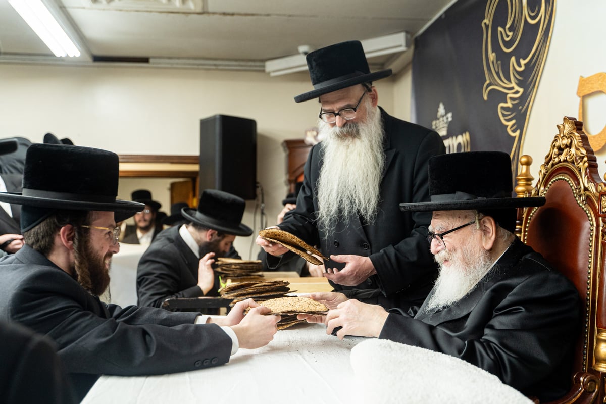 האדמו"ר מסקווירא בחלוקת מצות לנגידים