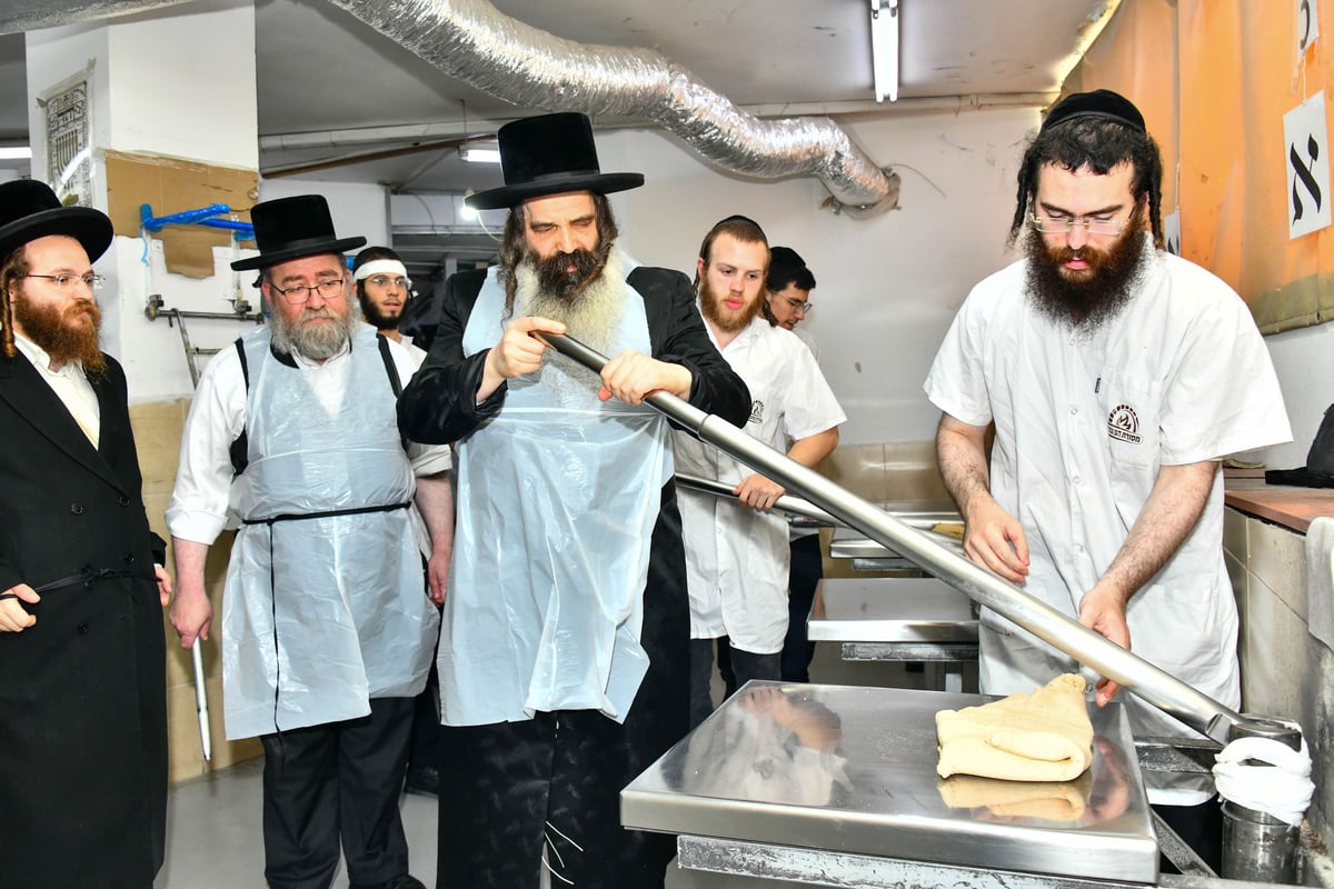 האדמו"ר מזוטשקא באפיית המצות