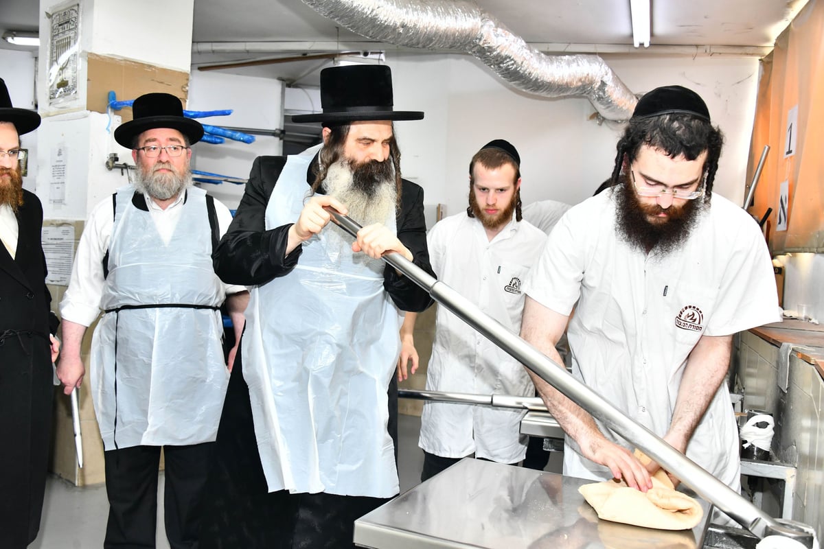 האדמו"ר מזוטשקא באפיית המצות