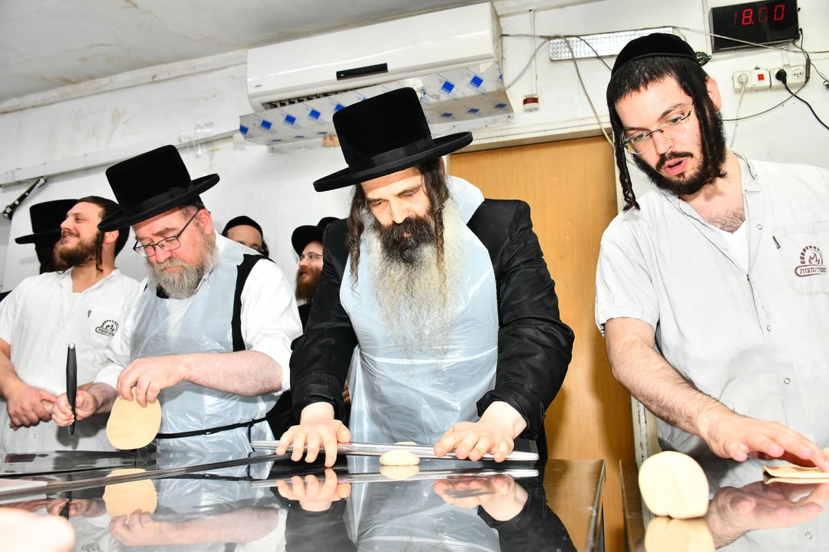 האדמו"ר מזוטשקא באפיית המצות