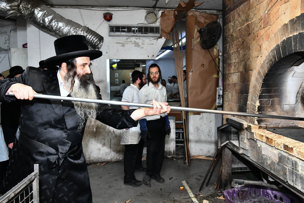 האדמו"ר מזוטשקא באפיית המצות