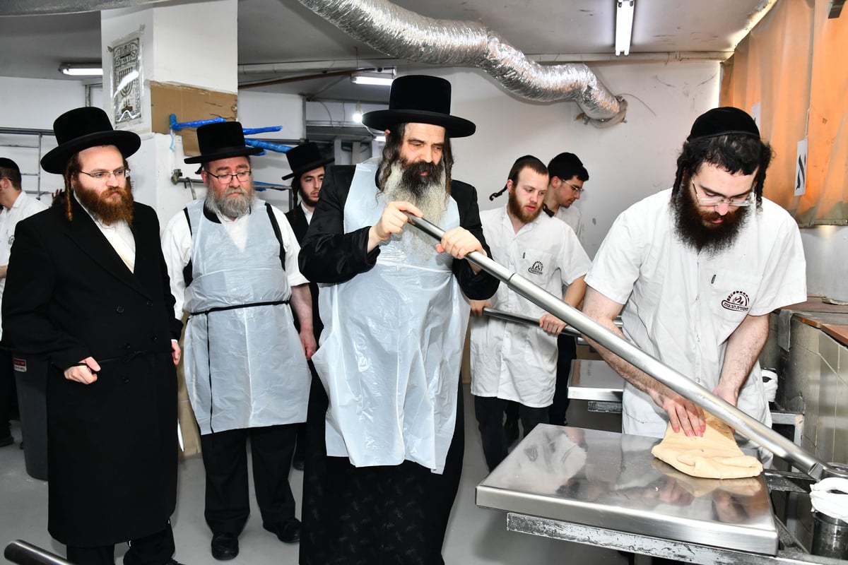 האדמו"ר מזוטשקא באפיית המצות