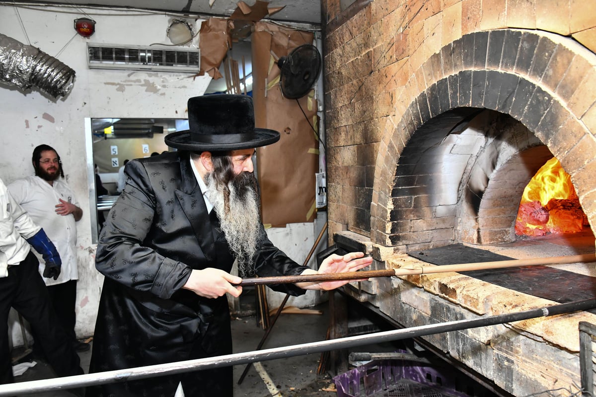 האדמו"ר מזוטשקא באפיית המצות