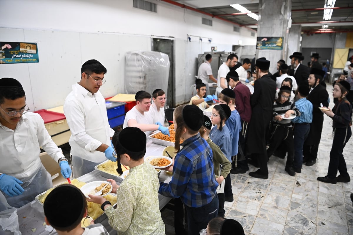 האדמו"ר מויזניץ בביקור במטבח 'כל דכפין' ערב פסח