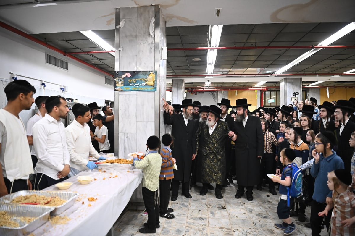 האדמו"ר מויזניץ בביקור במטבח 'כל דכפין' ערב פסח