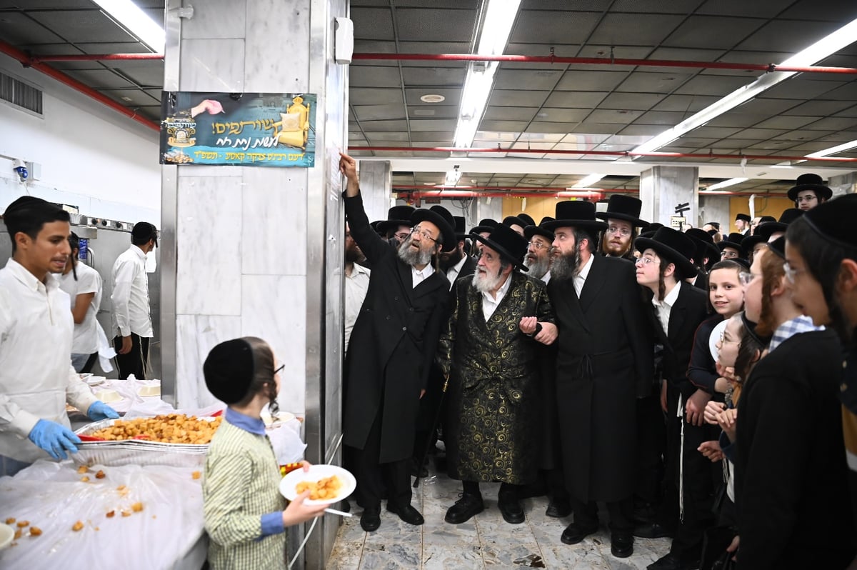 האדמו"ר מויזניץ בביקור במטבח 'כל דכפין' ערב פסח