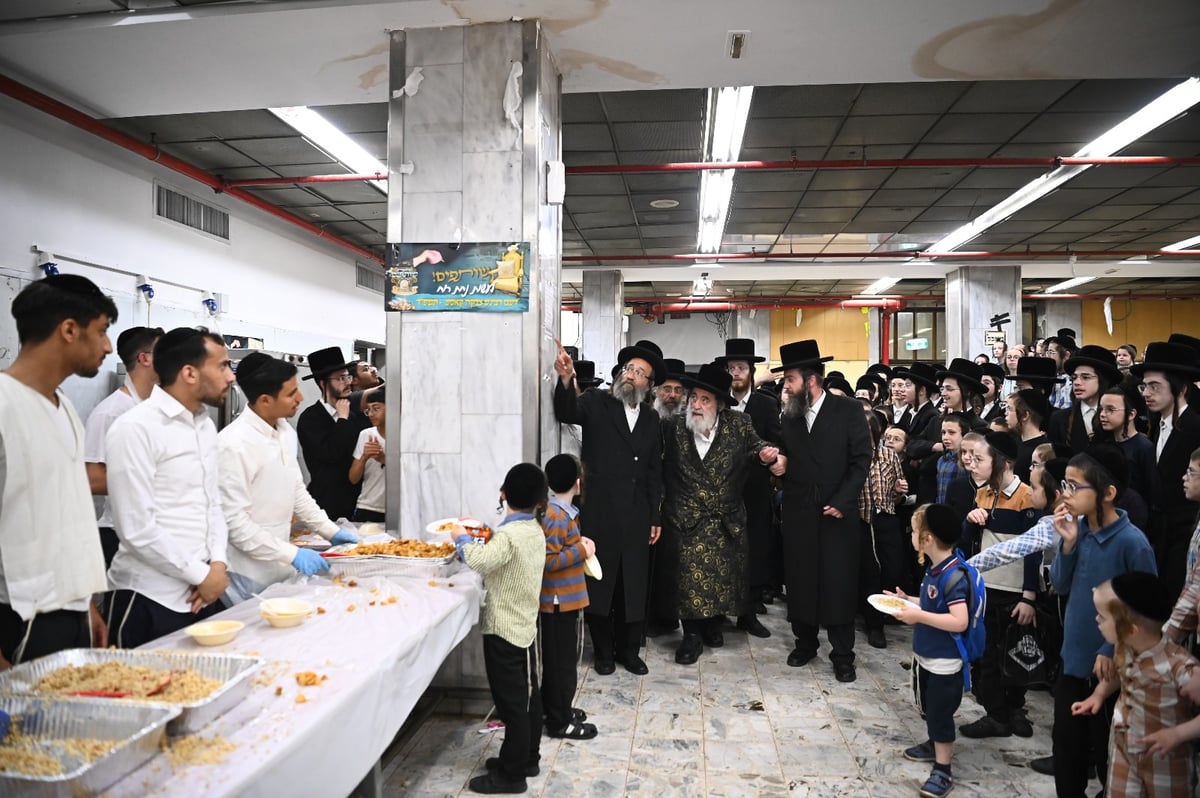 האדמו"ר מויזניץ בביקור במטבח 'כל דכפין' ערב פסח