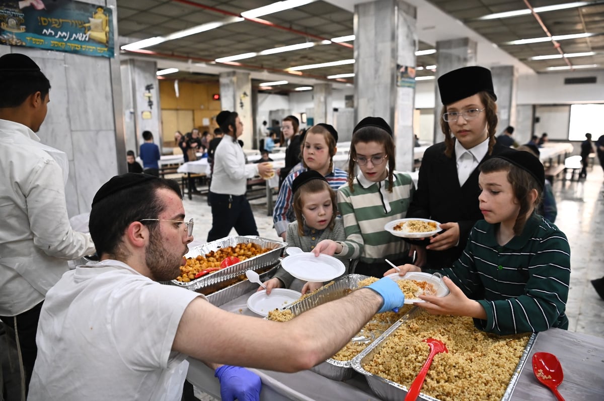 האדמו"ר מויזניץ בביקור במטבח 'כל דכפין' ערב פסח