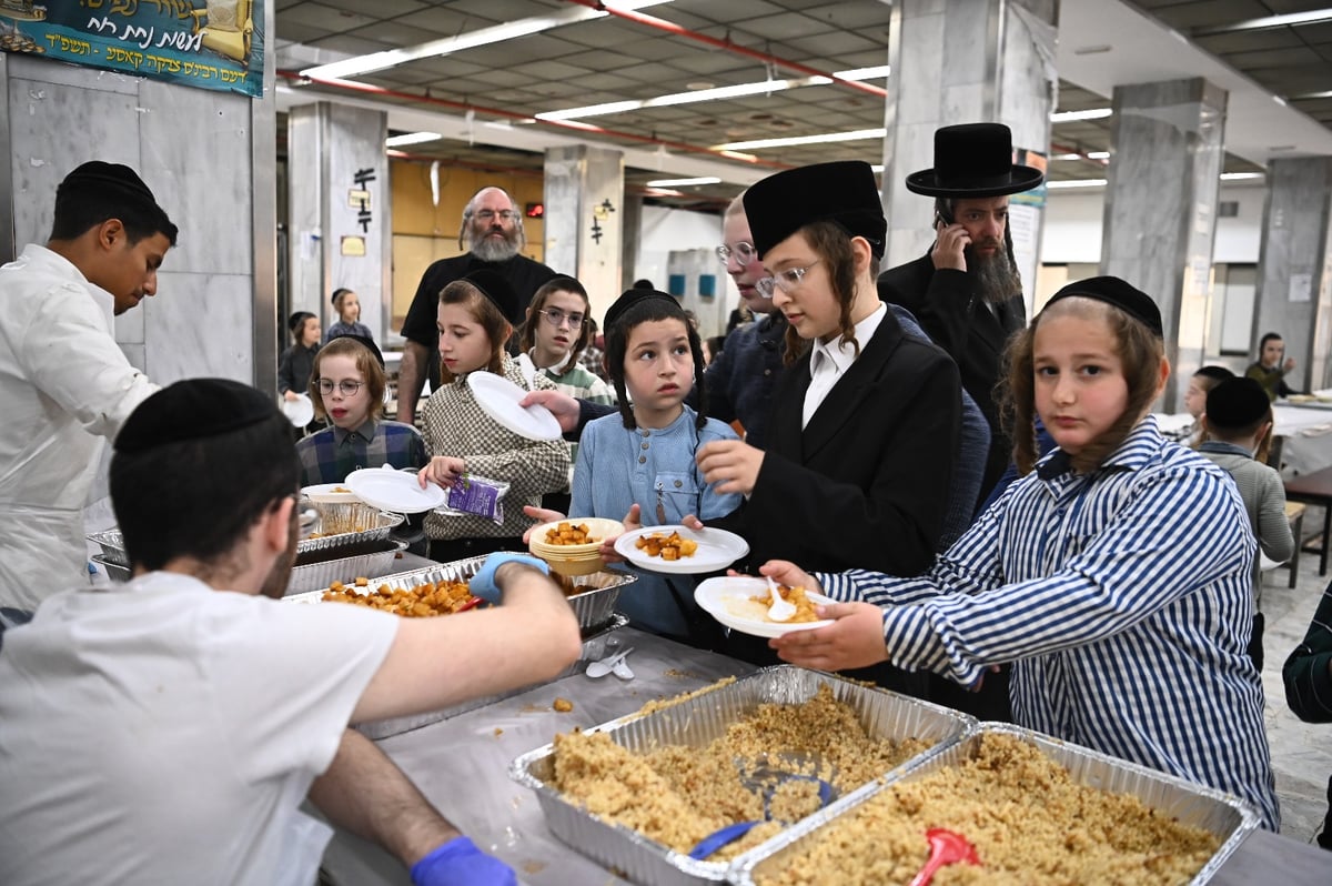 האדמו"ר מויזניץ בביקור במטבח 'כל דכפין' ערב פסח