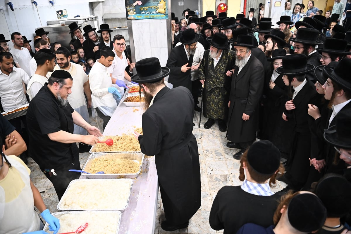 האדמו"ר מויזניץ בביקור במטבח 'כל דכפין' ערב פסח