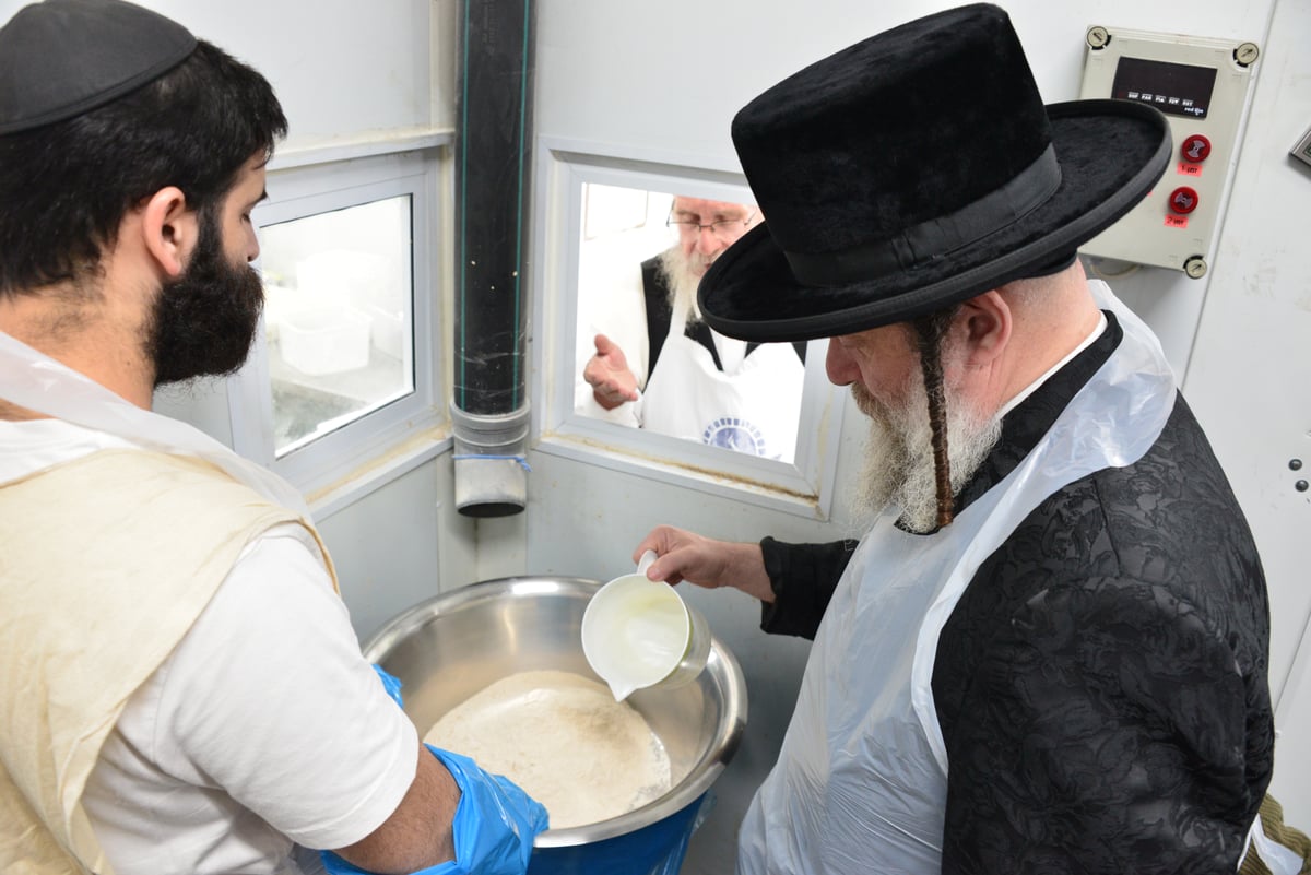 האדמו"ר משאץ אשדוד באפיית מצות