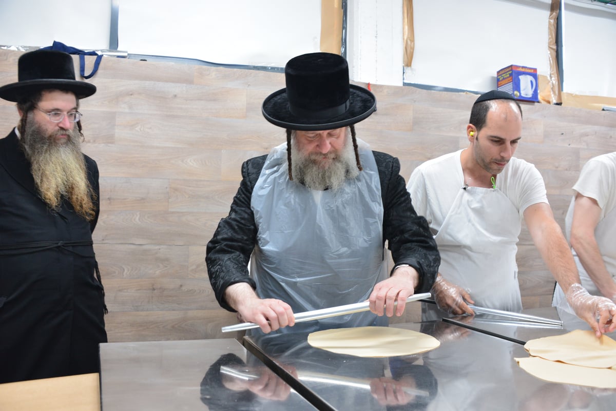 האדמו"ר משאץ אשדוד באפיית מצות