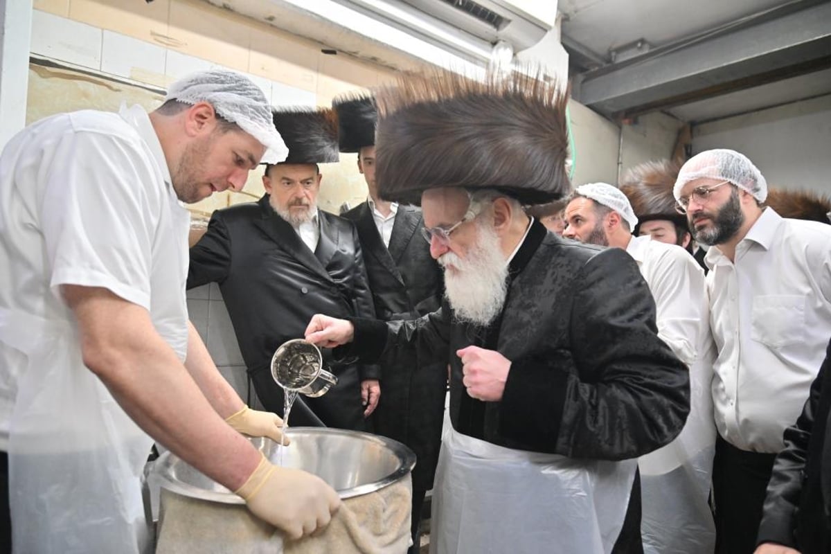 האדמו"ר מויז'ניץ באפיית המצות