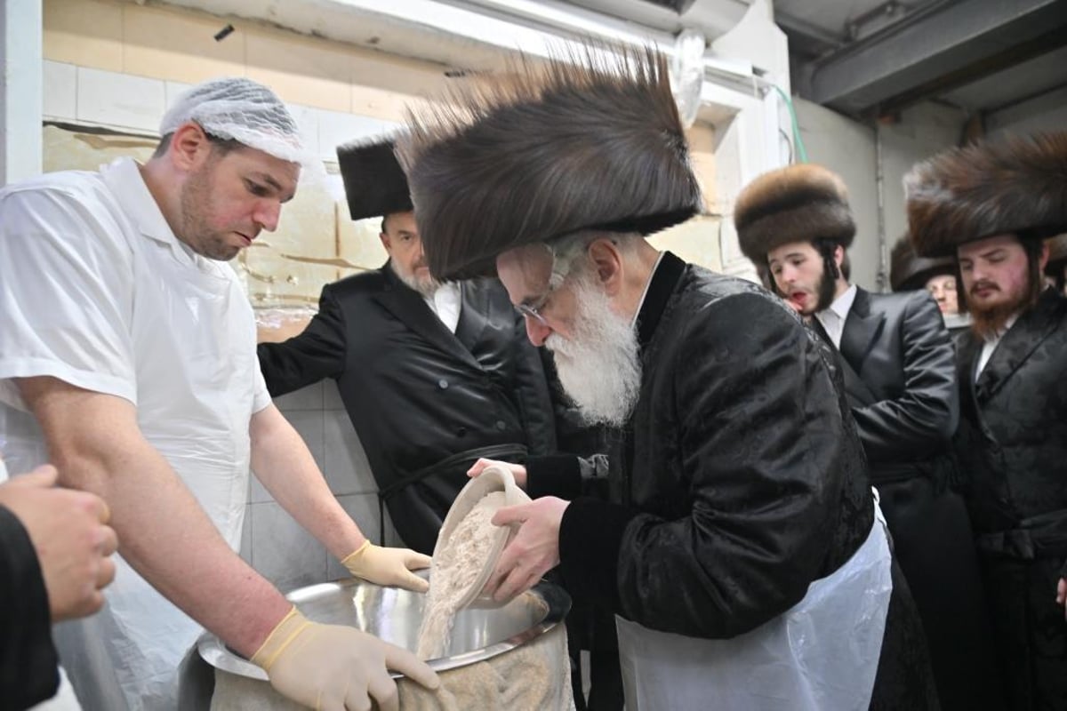 האדמו"ר מויז'ניץ באפיית המצות