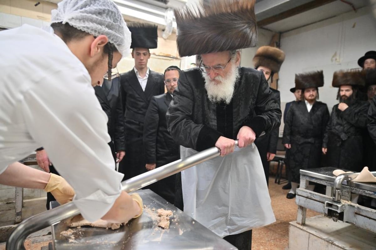 האדמו"ר מויז'ניץ באפיית המצות