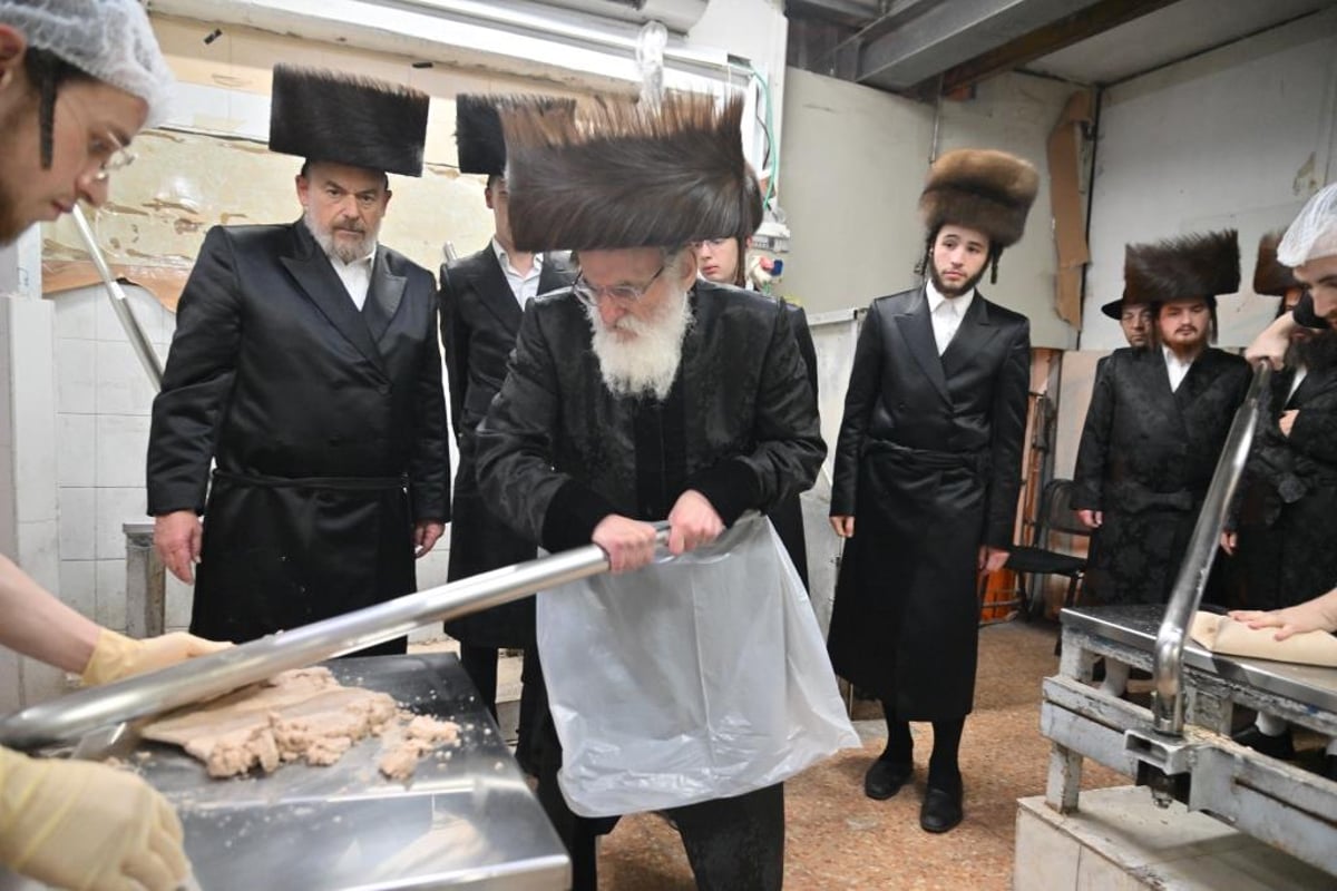 האדמו"ר מויז'ניץ באפיית המצות