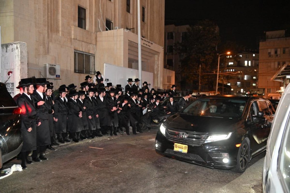 האדמו"ר מויז'ניץ באפיית המצות