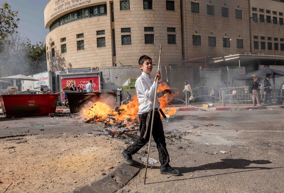 כך שרפו את שאריות החמץ ברחובות עיר התורה והחסידות