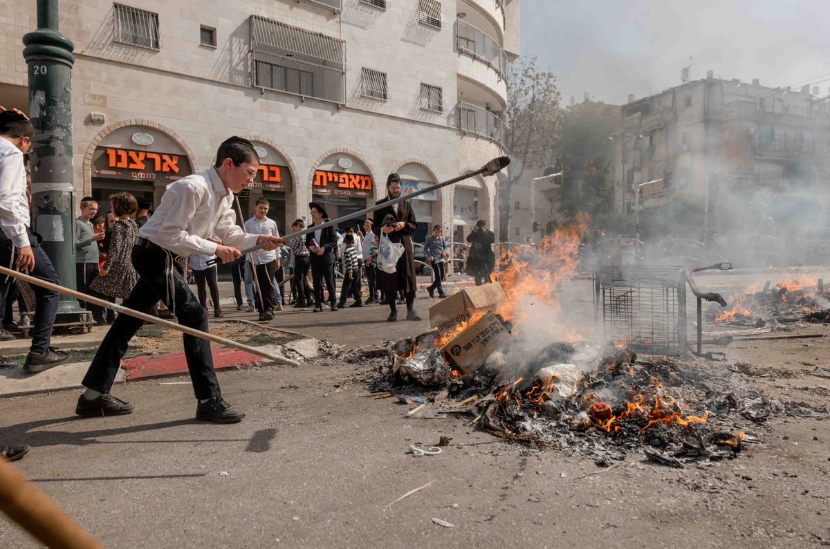 כך שרפו את שאריות החמץ ברחובות עיר התורה והחסידות