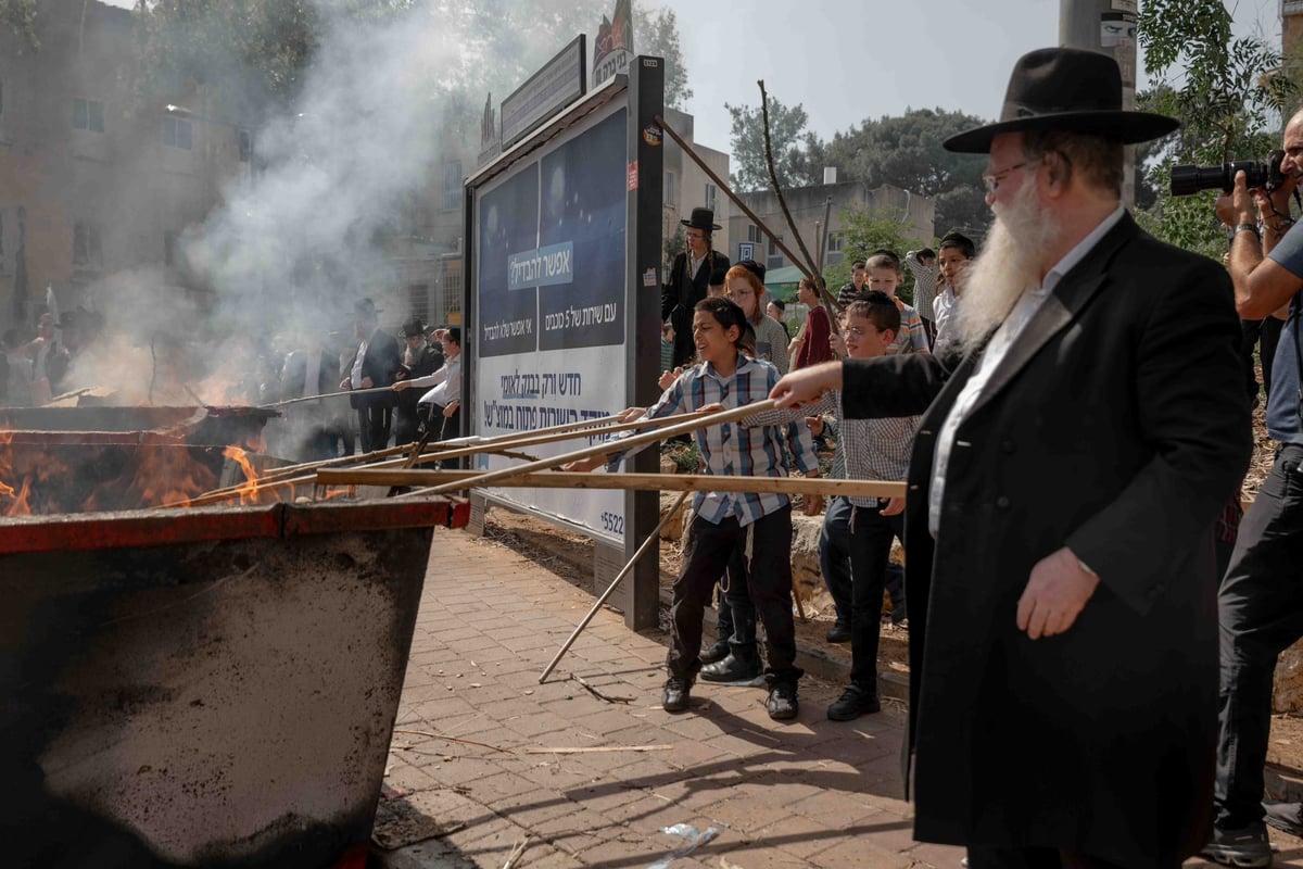 כך שרפו את שאריות החמץ ברחובות עיר התורה והחסידות