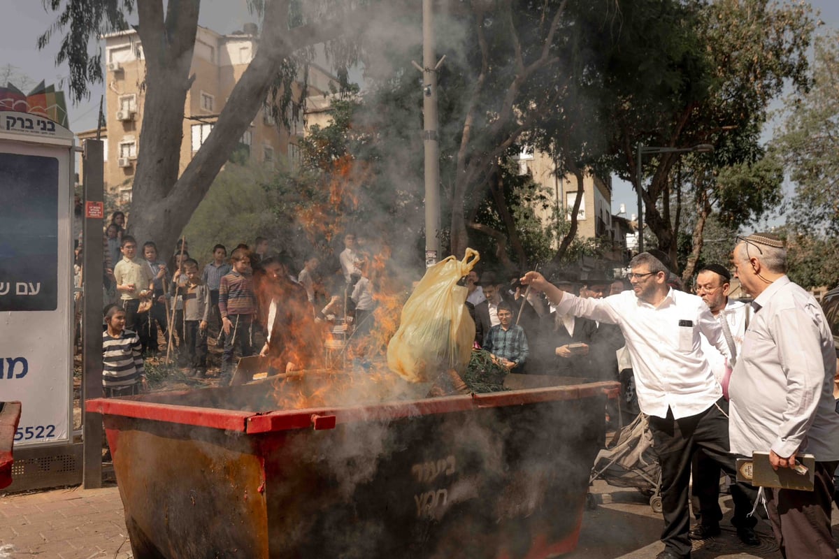 כך שרפו את שאריות החמץ ברחובות עיר התורה והחסידות