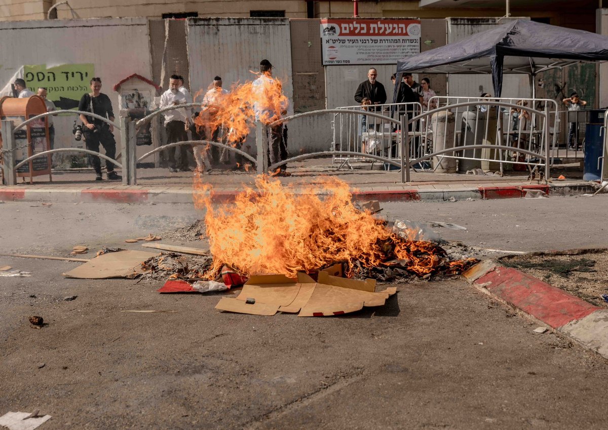 כך שרפו את שאריות החמץ ברחובות עיר התורה והחסידות