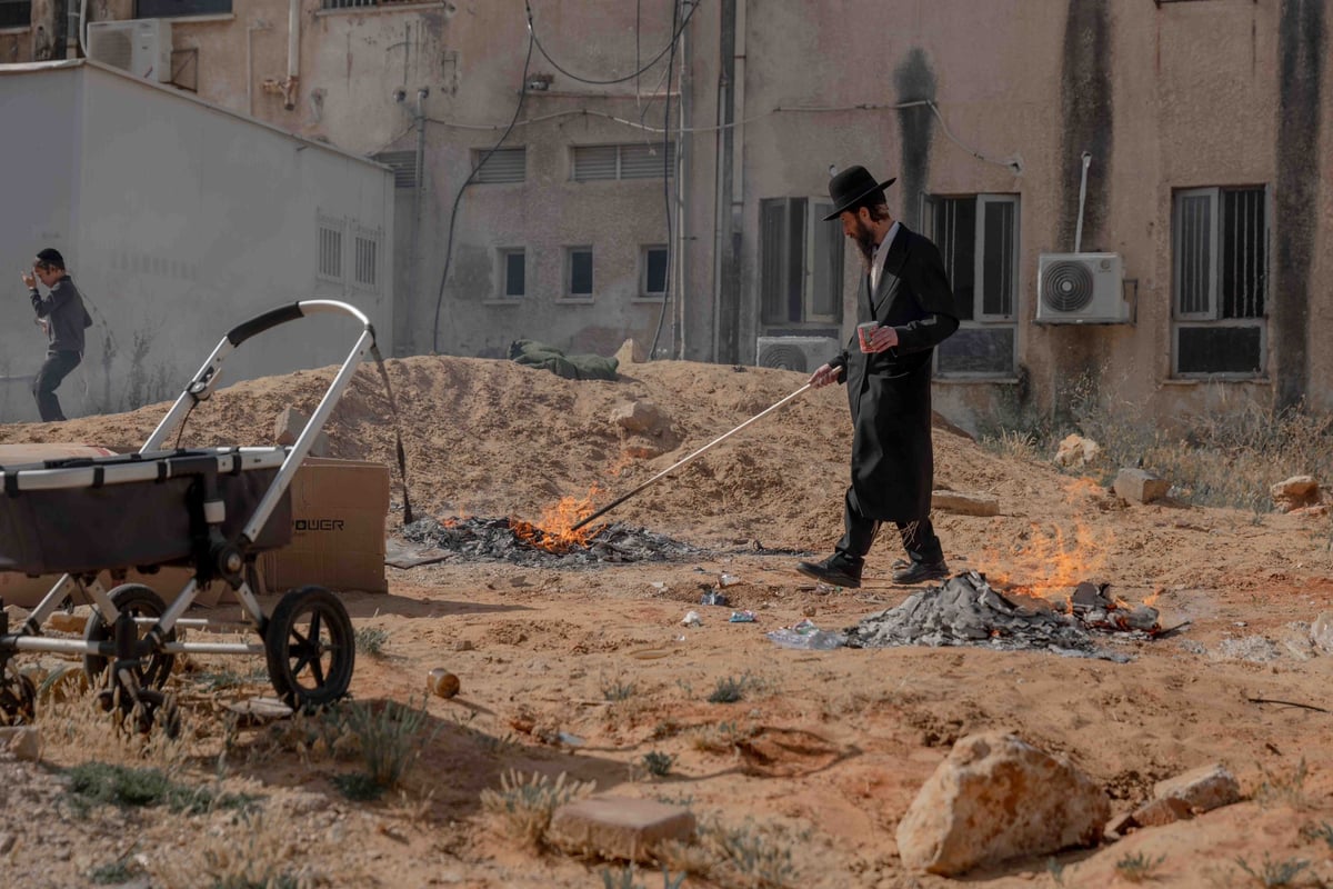 כך שרפו את שאריות החמץ ברחובות עיר התורה והחסידות