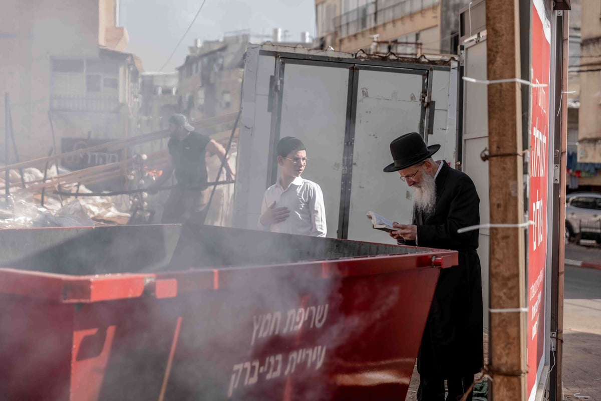 כך שרפו את שאריות החמץ ברחובות עיר התורה והחסידות