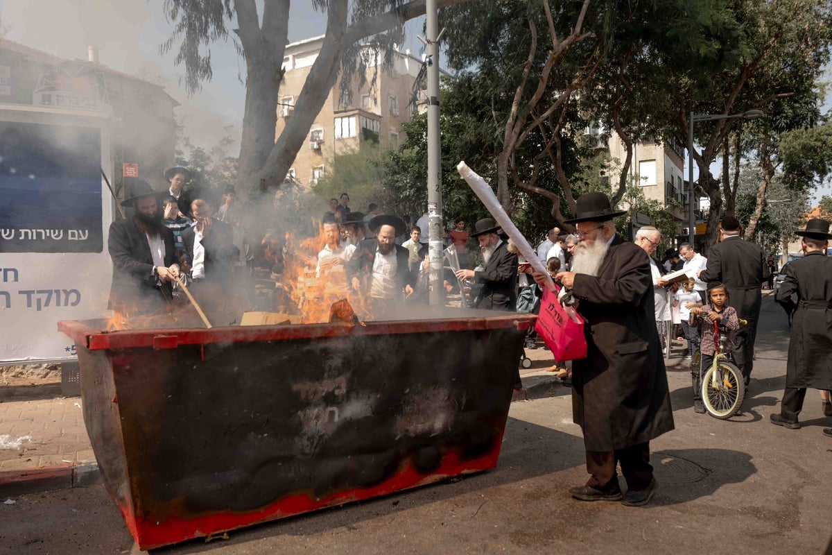 כך שרפו את שאריות החמץ ברחובות עיר התורה והחסידות